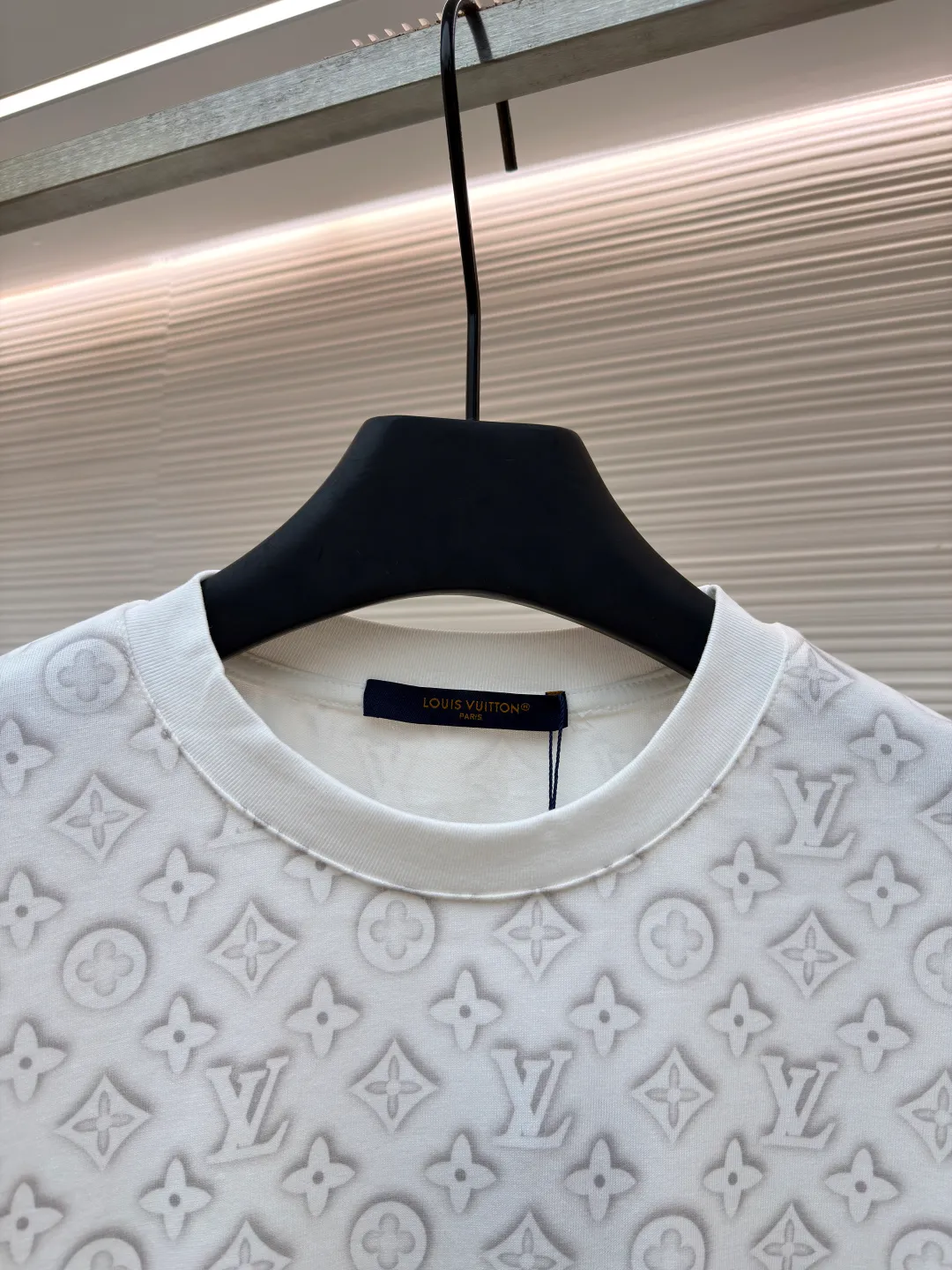 LOUIS VUITTON All-over printed presbyopic short-sleeved T-shirt ●Item No.: 1681546-A15 ●Material: 100% cotton ●Technology: Printing ●Color: White ●Version: Fitted version ●Weight: about 265 grams ●Size: The fabric has been specially treated to present a delicate concave and convex texture. Every letter and pattern is clear and three-dimensional, with a rich touch. The round neck design fits the neck line, the tailoring is neat, and the overall silhouette is simple and elegant. The jacquard process integrates the pattern and fabric through precise weaving control, which not only maintains the visual layering, but also ensures wearing comfort. The stitching on the body is even and neat, about 12 stitches per inch, ensuring a solid structure and not easily deformed. The hem and cuffs are smooth and neat, and the edges are clean and neat, reflecting the exquisite craftsmanship of clothing. The overall design is low-key yet luxurious, combining classic presbyopic elements with modern tailoring, which is not only suitable for daily wear, but also demonstrates quality and taste in the details. The overall wiring is straight and delicate, the fabric is comfortable and soft, and the color is consistent without color difference. It can be matched with the same style to create a fashionable look and control various occasions. Customized accessories, complete with three standards, same style for men and women!